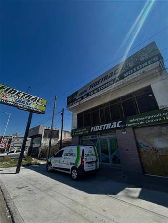 Frente del local de Fidetrac S.A. sobre Camino de Cintura, Luis Guillón