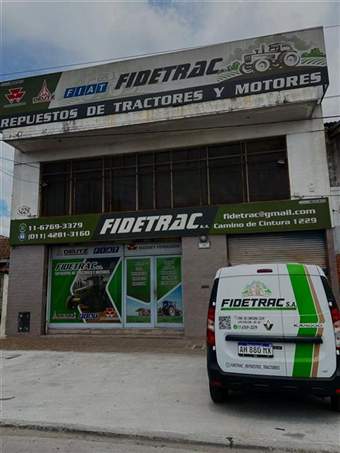 Cartel de vía pública de Fidetrac S.A. junto al edificio del local