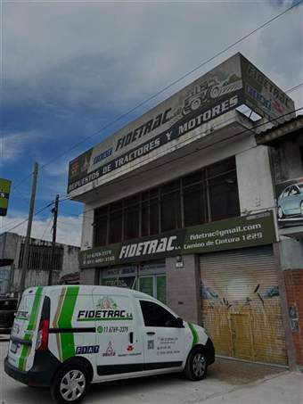 Vidriera del local de Fidetrac S.A. con marcas Deutz, Fiat y Massey Ferguson